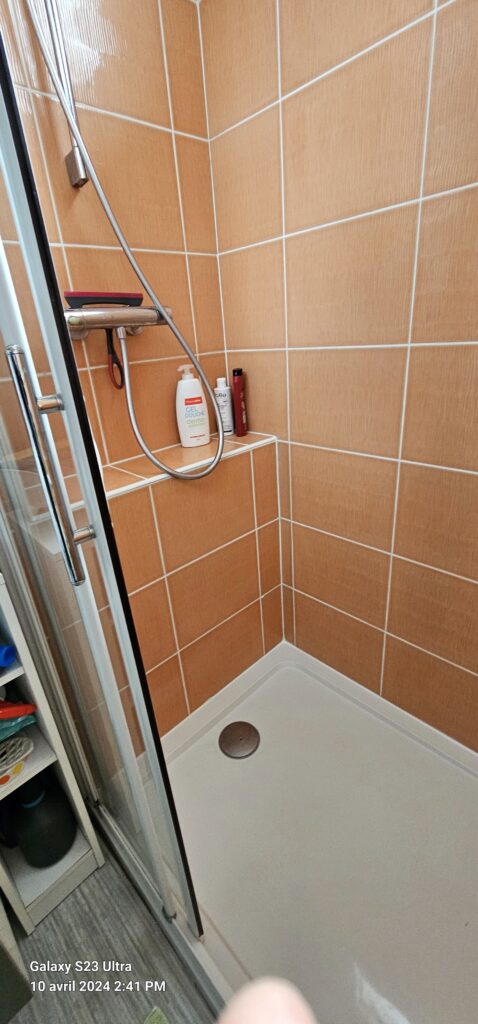 Réfection joint de carrelage douche à l'italienne